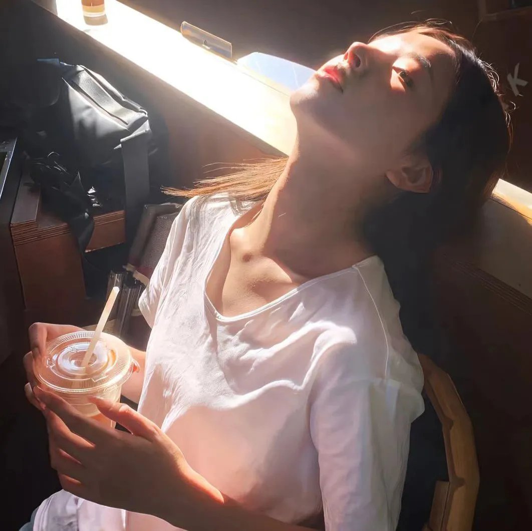 在他的阴影下